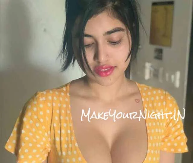 Priya-Sexy-Independent-Escort-in-Delhi-posing-with-Big-cleavage-PP